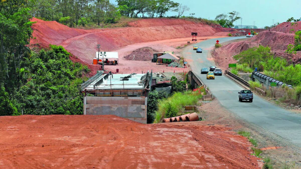 Como parte del desarrollo del proyecto, se amplían cuatro puentes, de dos a cuatro carriles.