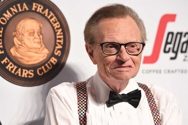 El periodista Larry King está hospitalizado por Covid-19