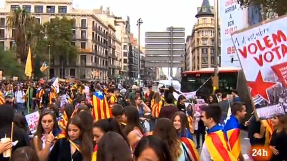 Manifestación estudiantil masiva en Barcelona para defender referendo catalán