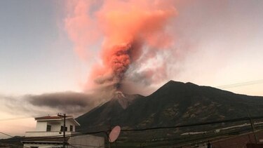 El volcán de Fuego de Guatemala incrementa erupciones y lanza ceniza a aldeas