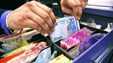 El euro cae brevemente por debajo del dólar por primera vez desde finales de 2002