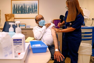 Israel aplicará tercera dosis de vacuna a los mayores de 60 años