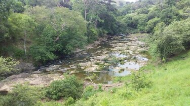 Baja el cauce del río Cacao en Macaracas