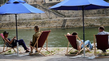 ¿Puede la polémica propuesta de eliminar dos feriados ayudar a Francia a reducir su enorme deuda pública?
