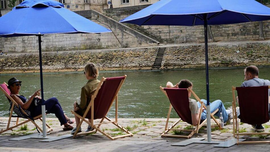 ¿Puede la polémica propuesta de eliminar dos feriados ayudar a Francia a reducir su enorme deuda pública?