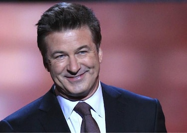 Arrestan a Alec Baldwin mientras monta bicicleta