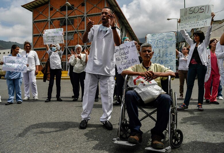 Pacientes y médicos venezolanos protestan por falta de medicinas y bajos sueldos