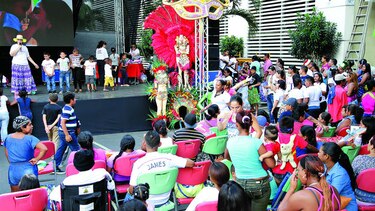 Niños de Fanlyc gozan la Navidad