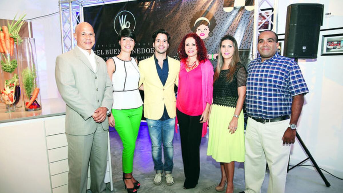 Roberto Jean-Francois, Vivian Barrios, Priscilla Delgado, Valeria Ávila y el chef Alonso Williams junto con el organizador, Jorge Chanis.