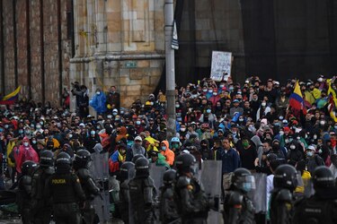 Miles de personas protestan contra reforma tributaria en Colombia pese a restricciones anticovid