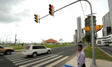 Instalarán sistema para multar a quienes rebasen la luz roja