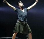 Ricky Martin recibe elogios y críticas por usar falda durante concierto