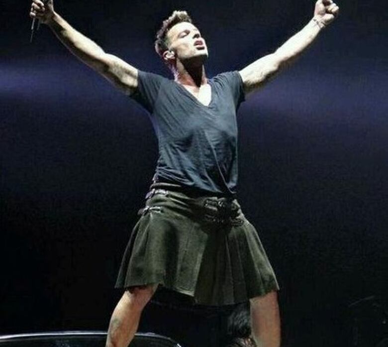 Ricky Martin recibe elogios y críticas por usar falda durante concierto