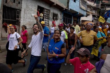 Opositores celebran su victoria con electores