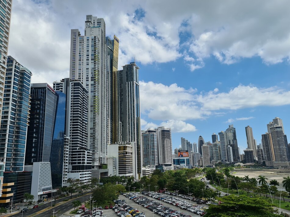 Venta de autos, Zona Libre y banca impulsan la economía