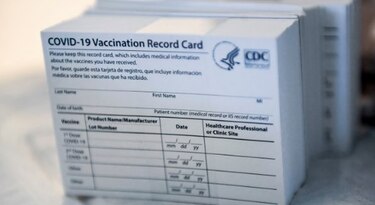 Farmacéutico de Estados Unidos es detenido por vender tarjetas de vacunas en eBay
