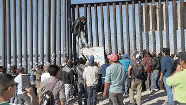 Cientos de migrantes de la caravana llegan a Tijuana