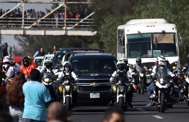 Con rancheras, miles de mexicanos dan último adiós a Vicente Fernández