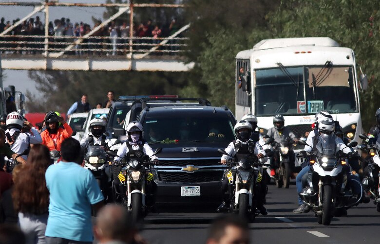 Con rancheras, miles de mexicanos dan último adiós a Vicente Fernández