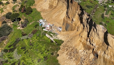 Las impresionantes imágenes del pueblo italiano que quedó al borde de un precipicio tras un enorme deslave