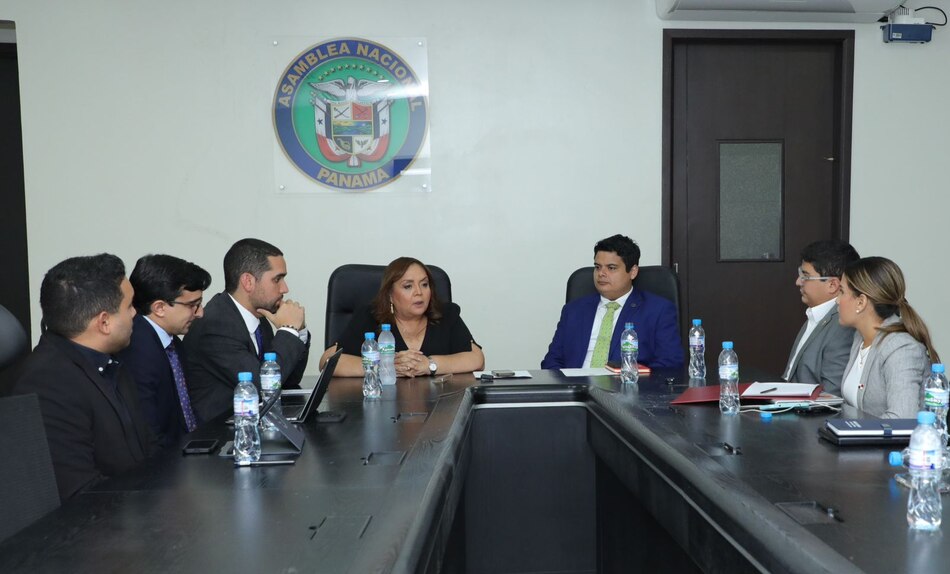 Dana Castañeda publica la planilla de la Asamblea tras reiterada petición del diputado Roberto Zúñiga