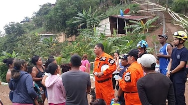 Desalojan a familias en cerro Galera; antimotines en el lugar