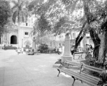 Sobre bustos, parques y plazas