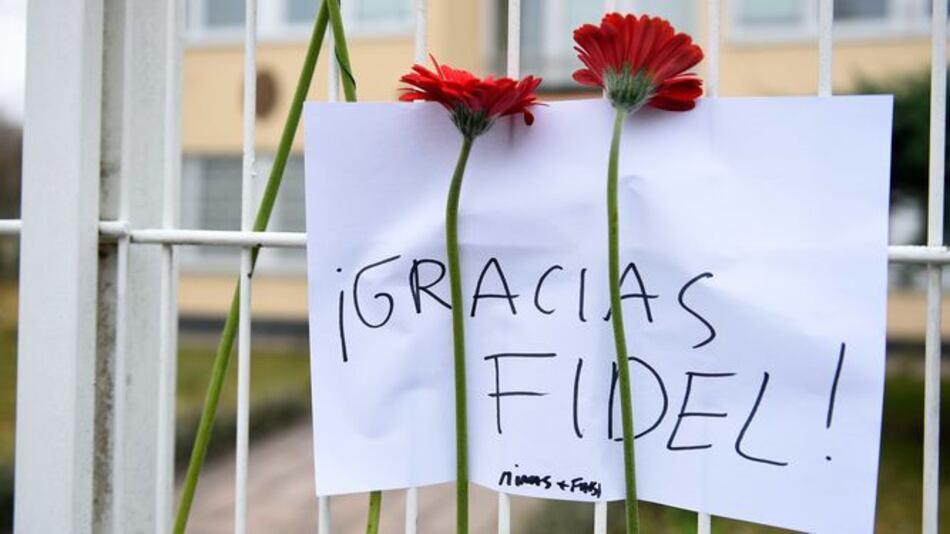 Líderes mundiales rinden tributo a Fidel Castro; detractores lo califican de tirano