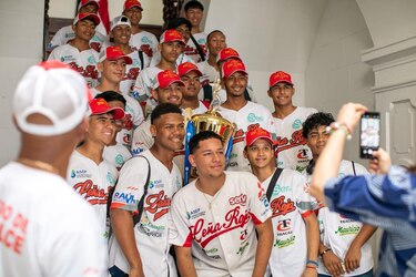 Los campeones del béisbol juvenil visitan la Presidencia