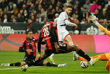 El PSG golea y recupera el liderato; Dro se estrena
