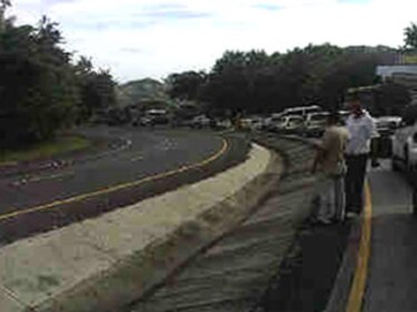 ATTT reporta que un camión articulado se volcó en Campana