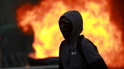 ‘Día de furia’ en Francia: asaltos a edificios y más de 400 detenidos en multitudinarias protestas por la educación y el costo de vida