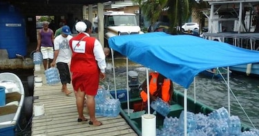 Disgusto por lenta distribución de agua en Isla Colón