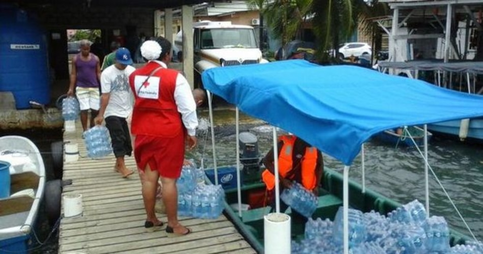 Disgusto por lenta distribución de agua en Isla Colón