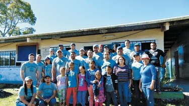 Voluntarios de EISA acondicionan aulas en Volcán, Chiriquí