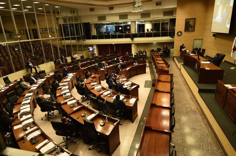 Pleno ratifica a Maribel Cornejo, María Eugenia López y a Carlos Vásquez como magistrados