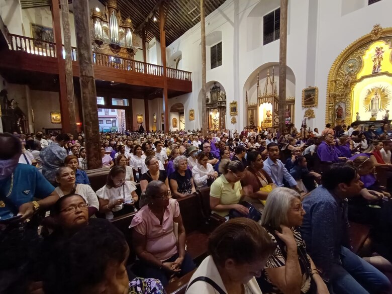 La familia Baduka, proveniente de Nigeria, recibe el lavado de pies en la Catedral Santa María la Antigua