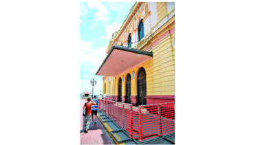 Rechazan reclamo en acto público de teatro