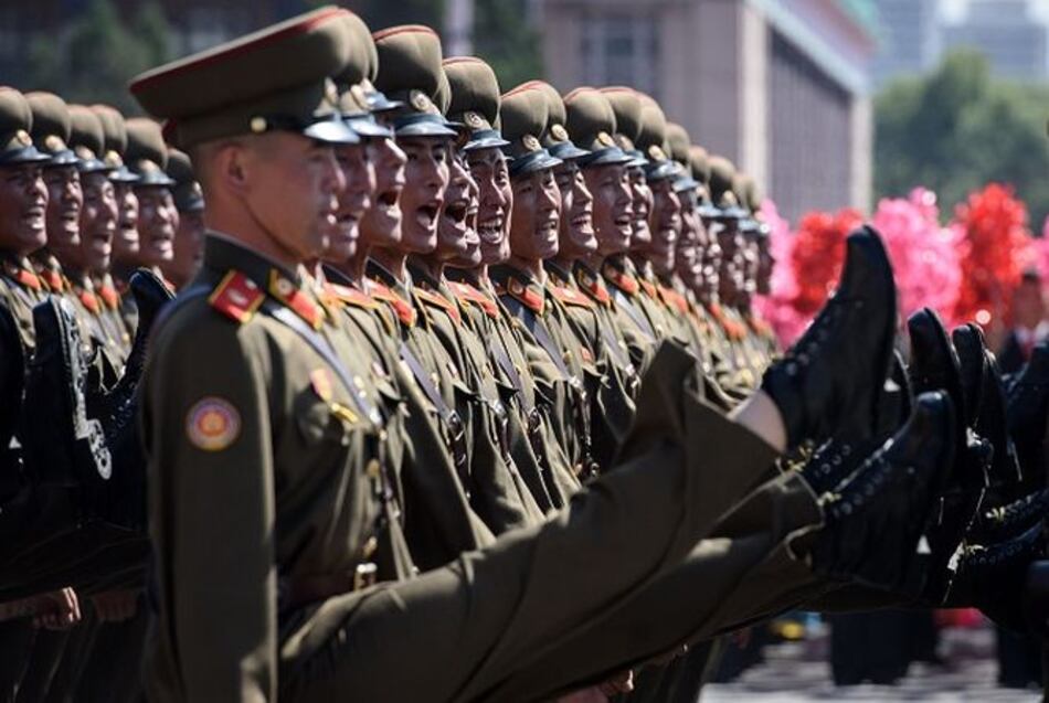 Corea del Norte realiza desfile militar pero no exhibe misiles