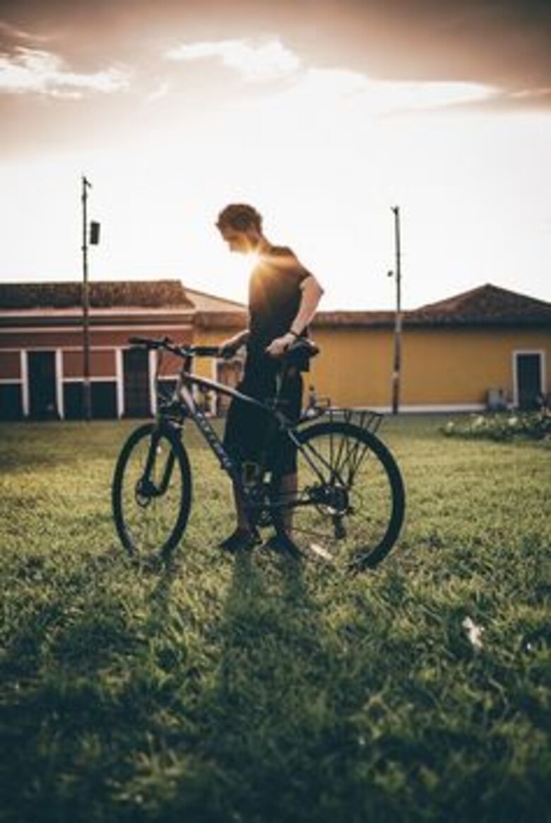 Juan Dual está rodando en bicicleta y sin aparato digestivo