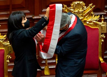 Francisco Sagasti jura como presidente de Perú