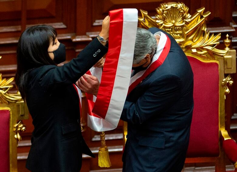 Francisco Sagasti jura como presidente de Perú