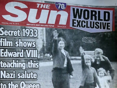 Foto de Isabel II haciendo el saludo nazi reaviva debate incómodo