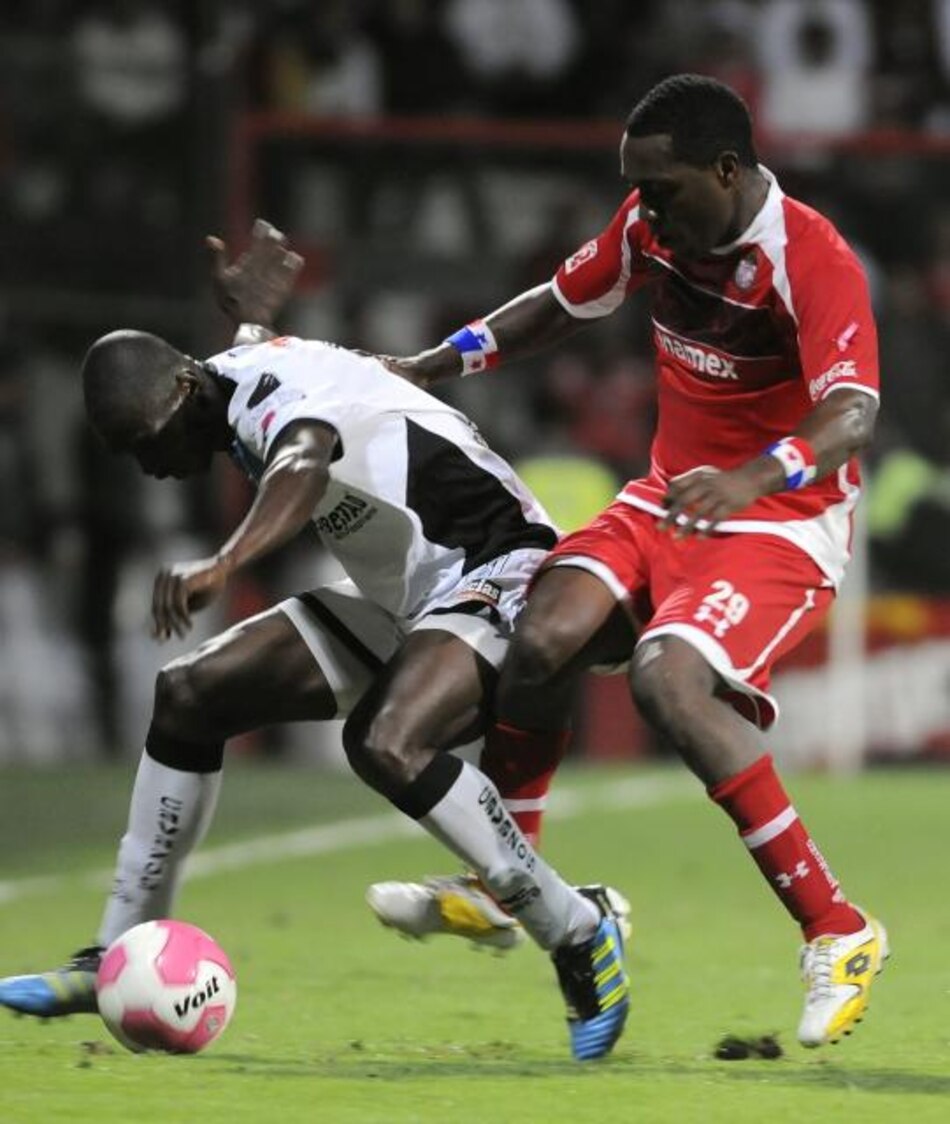 Tejada marca dos goles y afianza al Toluca como líder en México