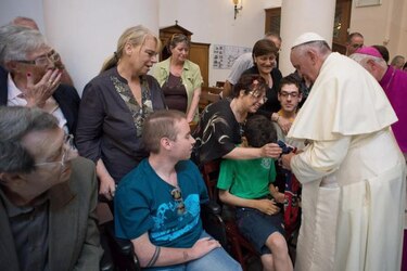 Papa bendice a los enfermos y come con los pobres de Cáritas