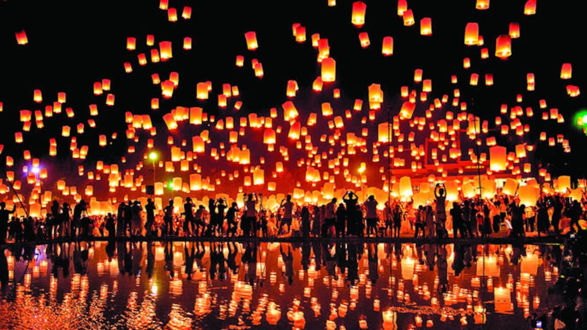 FESTIVAL DE LUCES EN EL CIELO