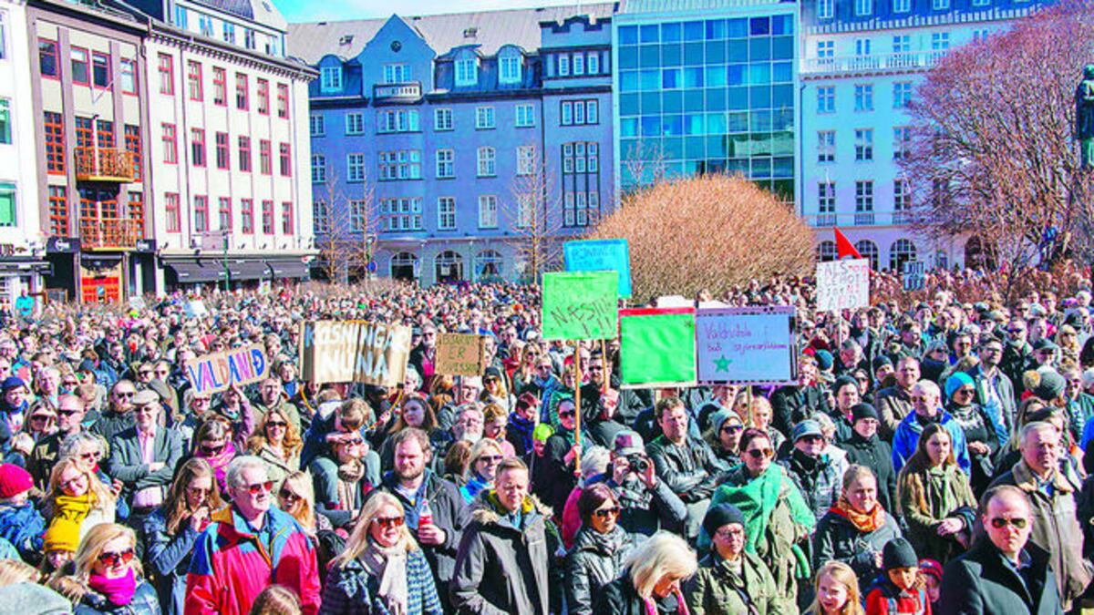 En Reykjavik miles de manifestantes exigían, por sexto día consecutivo, que el Gobierno adelante las elecciones. El primer ministro ya presentó su renuncia.