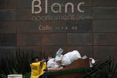 Pobreza empuja carretas por las calles de Bogotá