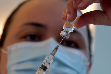 Vacunación contra la Covid-19 avanza y Europa minimiza problemas de entrega de dosis