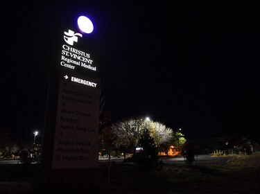 Director del filme ‘Rust’ sale del hospital; el elenco y los trabajadores están ‘devastados’ por la tragedia